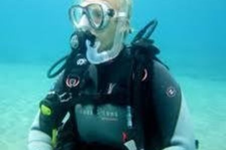 Kim Maclean onderwater in haar duikpak naby die eiland Tenerife, Spanje, kort voor ‘n frats-ongeluk wat bykans haar lewe gekos het